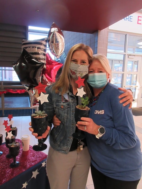 photo of jennifer pennell with another woman both wearing masks