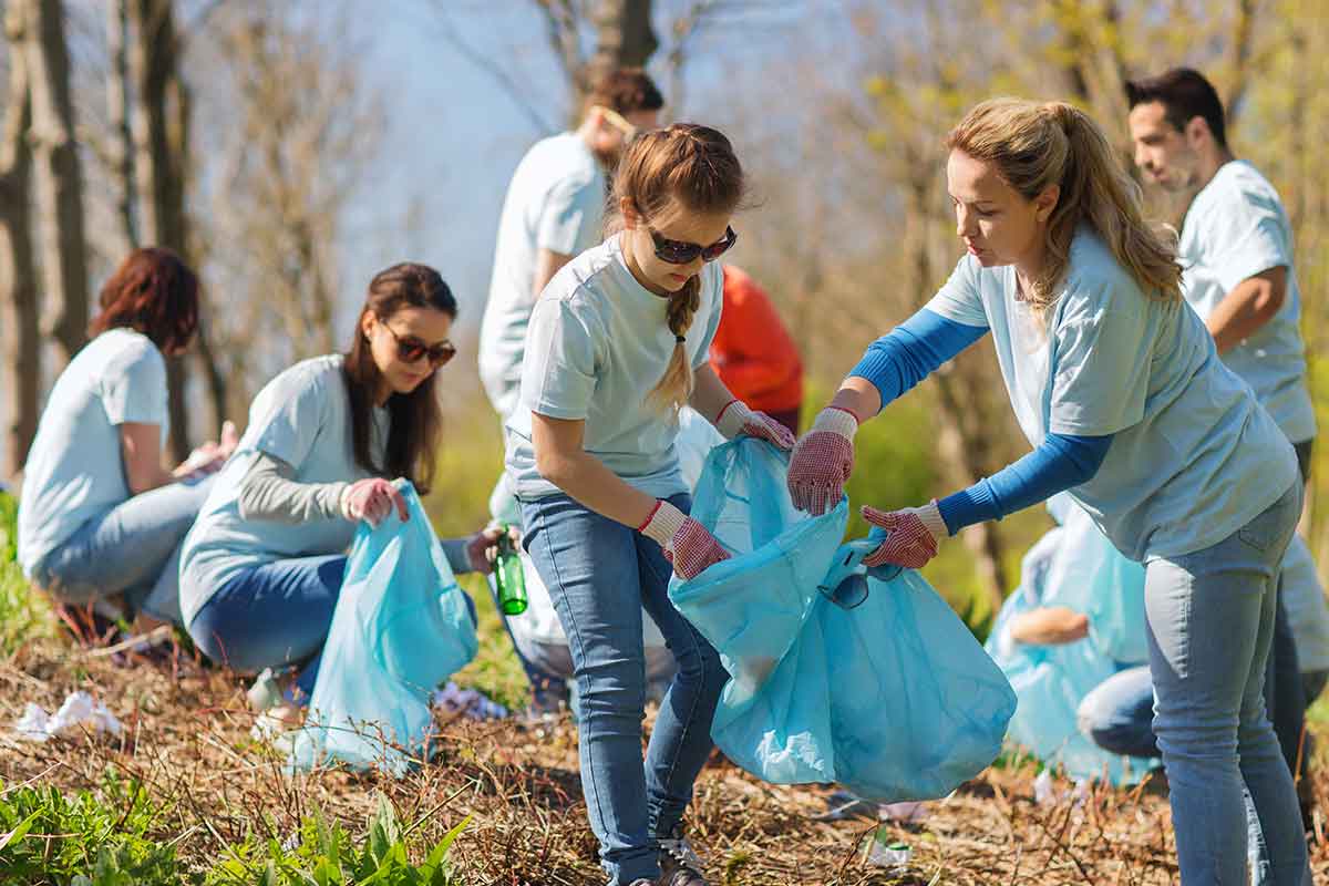 Community Engagement and Outdoor Service at Ecole 