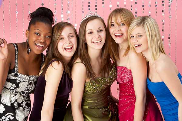 20 Best Prom Poses - Creative Ideas For Prom Pictures With Your Besties