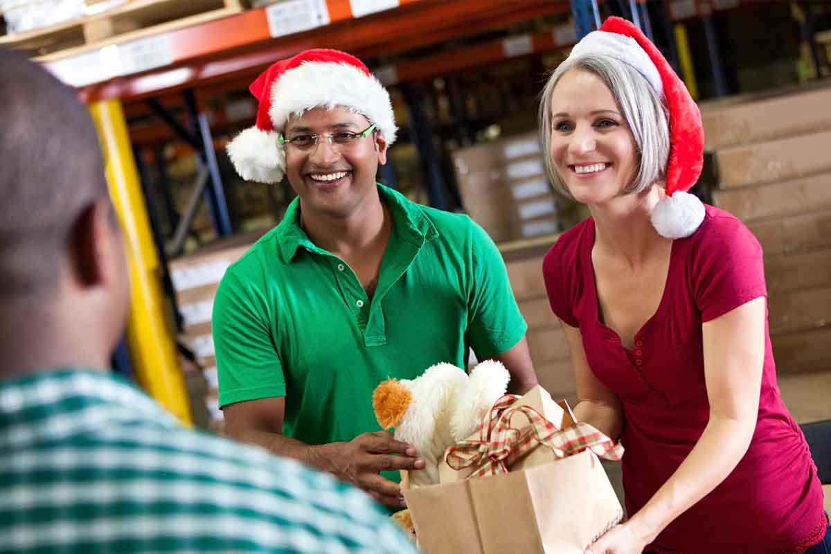 20 Tips for Your Nonprofit to Maximize Christmas Volunteering