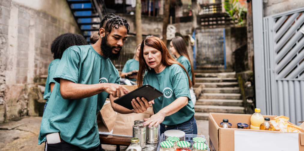 people managing volunteer sign ups
