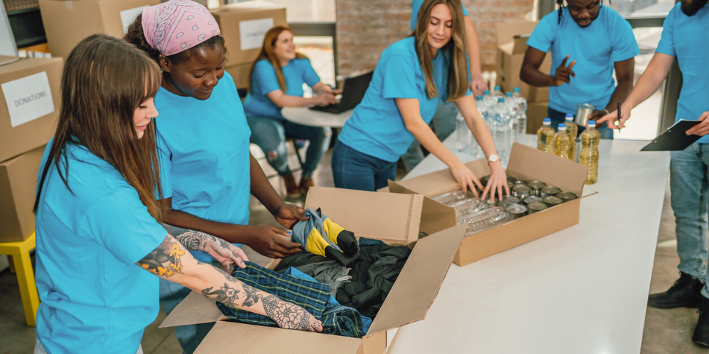 Volunteers_packing_boxes
