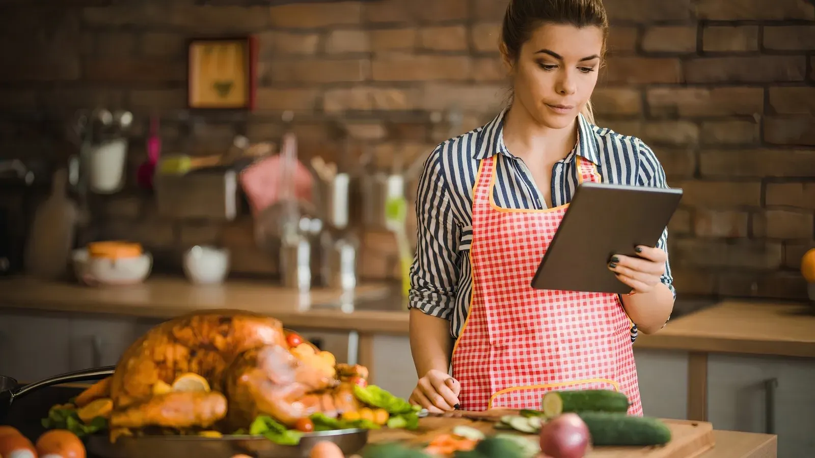woman planning thanksgiving
